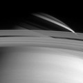Shadow_cast_by_Saturn_s_rings_pillars